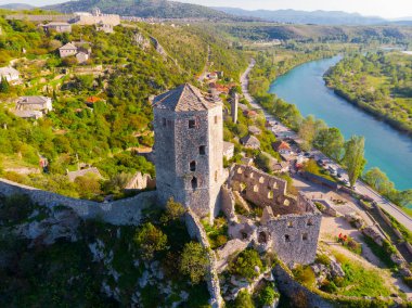 Bosna 'nın Pocitelj kentindeki ortaçağ şatosunun kalıntıları.