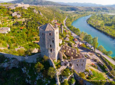 Bosna 'nın Pocitelj kentindeki ortaçağ şatosunun kalıntıları.