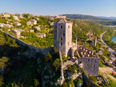 Bosna 'nın Pocitelj kentindeki ortaçağ şatosunun kalıntıları.
