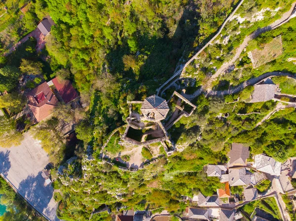 Bosna 'nın Pocitelj kentindeki ortaçağ şatosunun kalıntıları.