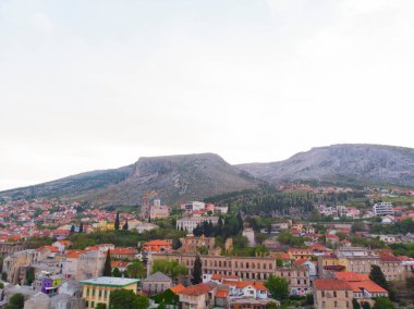 Mostar Köprüsü ile güzel gökyüzüne karşı Mostar silueti