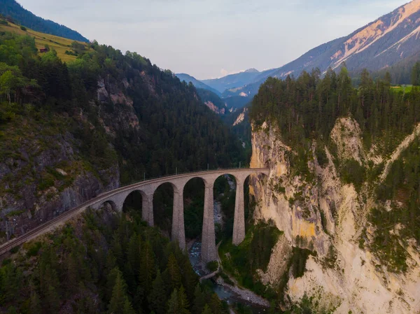 Sviçre Alpleri Ndeki Eğri Bir Raydaki Taş Bir Köprüden Geçen — Stok fotoğraf