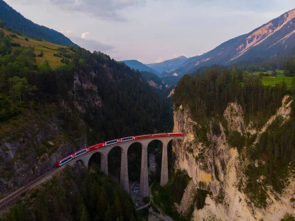 Červený Úzkokolejný Vlak Přes Kamenný Most Křivolakém Úseku Trati Švýcarských — Stock fotografie