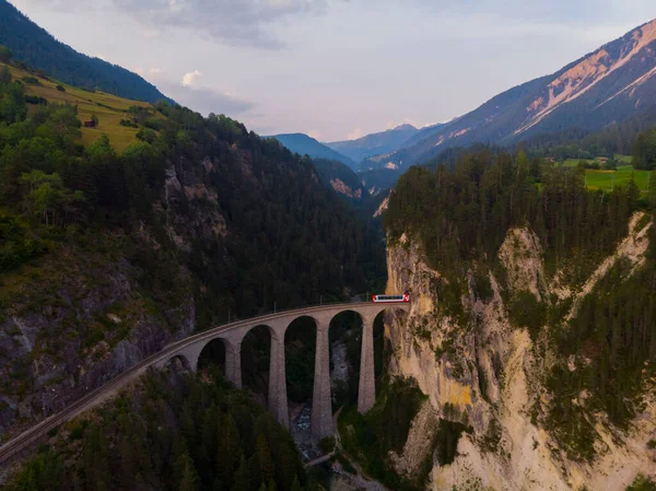 Traversée Pont Pierre Sur Tronçon Voie Sinueux Dans Les Alpes — Photo