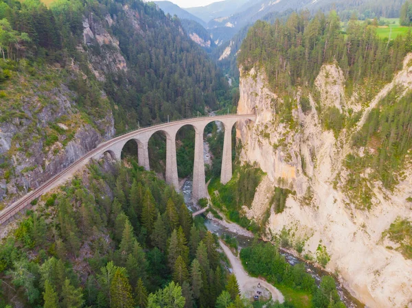 Červený Úzkokolejný Vlak Přes Kamenný Most Křivolakém Úseku Trati Švýcarských — Stock fotografie