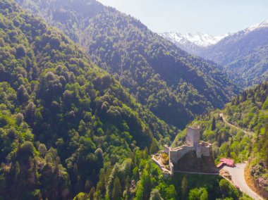 Rize 'deki Zilkale' nin insansız hava aracı görüntüleri. Arial, orman..