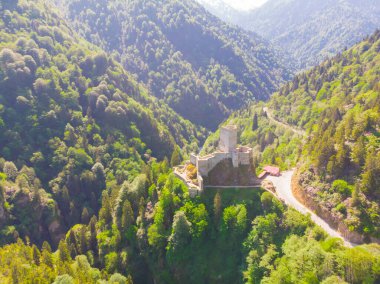 Rize 'deki Zilkale' nin insansız hava aracı görüntüleri. Arial, orman..