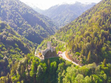 Rize 'deki Zilkale' nin insansız hava aracı görüntüleri. Arial, orman..