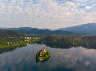 Bled, Slovenya - Yukarıdan Bled Blejsko Gölü 'nün gökyüzü panoramik görünümü ile yaz mevsiminde Maria, Bled Castle ve Julian Alps' ın Hacı Kilisesi