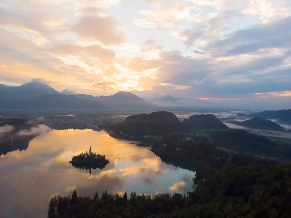 斯洛文尼亚布莱德 空中全景的天空景观布莱德布莱伊斯科湖Jezero从高空与朝圣教堂的圣母升天 布莱德城堡和朱利安阿尔卑斯山背景在夏天 — 图库照片