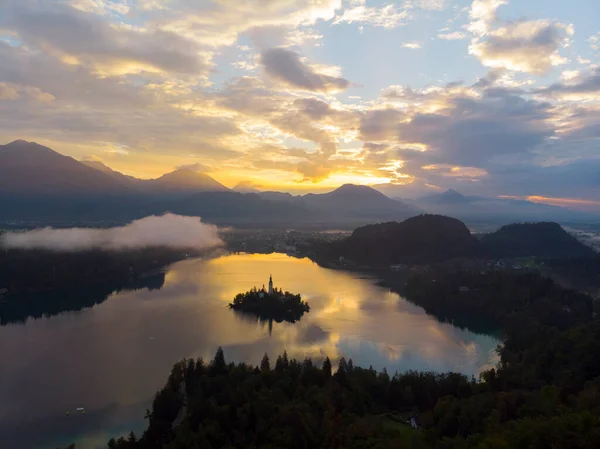 斯洛文尼亚布莱德 空中全景的天空景观布莱德布莱伊斯科湖Jezero从高空与朝圣教堂的圣母升天 布莱德城堡和朱利安阿尔卑斯山背景在夏天 — 图库照片
