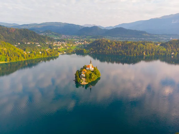 Vedere Aeriană Pădurii Colorate Lacului Bled Mică Insulă Biserică Răsărit — Fotografie, imagine de stoc