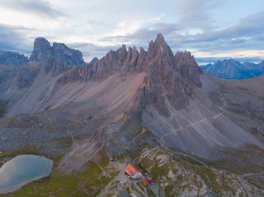 Rifugio Auronzo ve Chiesetta degli alpini Ulusal Park 'ta Tre Cime di Lavaredo, Dolomite Alpleri, Güney Tyrol, İtalya
