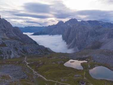 Rifugio Auronzo ve Chiesetta degli alpini Ulusal Park 'ta Tre Cime di Lavaredo, Dolomite Alpleri, Güney Tyrol, İtalya