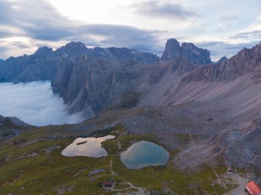 Rifugio Auronzo ve Chiesetta degli alpini Ulusal Park 'ta Tre Cime di Lavaredo, Dolomite Alpleri, Güney Tyrol, İtalya