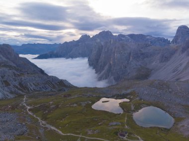 Rifugio Auronzo ve Chiesetta degli alpini Ulusal Park 'ta Tre Cime di Lavaredo, Dolomite Alpleri, Güney Tyrol, İtalya