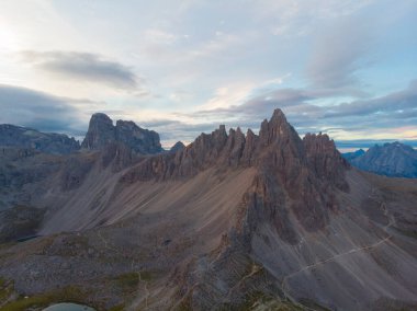 Rifugio Auronzo ve Chiesetta degli alpini Ulusal Park 'ta Tre Cime di Lavaredo, Dolomite Alpleri, Güney Tyrol, İtalya