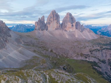 Rifugio Auronzo ve Chiesetta degli alpini Ulusal Park 'ta Tre Cime di Lavaredo, Dolomite Alpleri, Güney Tyrol, İtalya