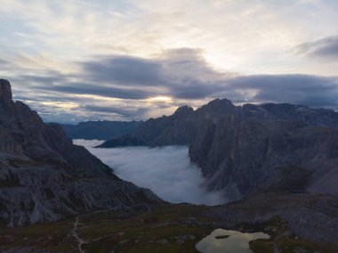 Rifugio Auronzo ve Chiesetta degli alpini Ulusal Park 'ta Tre Cime di Lavaredo, Dolomite Alpleri, Güney Tyrol, İtalya