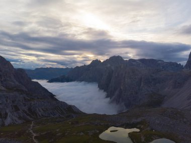 Rifugio Auronzo ve Chiesetta degli alpini Ulusal Park 'ta Tre Cime di Lavaredo, Dolomite Alpleri, Güney Tyrol, İtalya