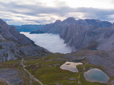Rifugio Auronzo ve Chiesetta degli alpini Ulusal Park 'ta Tre Cime di Lavaredo, Dolomite Alpleri, Güney Tyrol, İtalya
