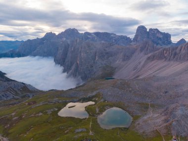 Rifugio Auronzo ve Chiesetta degli alpini Ulusal Park 'ta Tre Cime di Lavaredo, Dolomite Alpleri, Güney Tyrol, İtalya