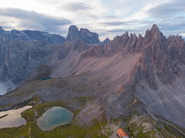 Rifugio Auronzo ve Chiesetta degli alpini Ulusal Park 'ta Tre Cime di Lavaredo, Dolomite Alpleri, Güney Tyrol, İtalya
