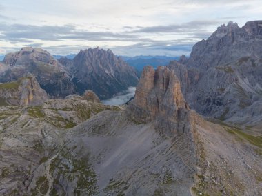Rifugio Auronzo ve Chiesetta degli alpini Ulusal Park 'ta Tre Cime di Lavaredo, Dolomite Alpleri, Güney Tyrol, İtalya