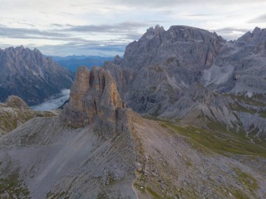 Rifugio Auronzo ve Chiesetta degli alpini Ulusal Park 'ta Tre Cime di Lavaredo, Dolomite Alpleri, Güney Tyrol, İtalya