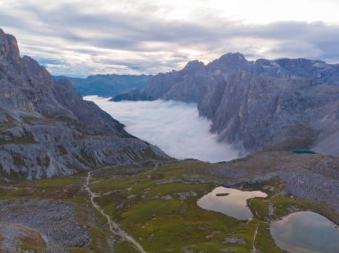 Rifugio Auronzo ve Chiesetta degli alpini Ulusal Park 'ta Tre Cime di Lavaredo, Dolomite Alpleri, Güney Tyrol, İtalya