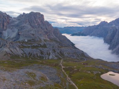 Rifugio Auronzo ve Chiesetta degli alpini Ulusal Park 'ta Tre Cime di Lavaredo, Dolomite Alpleri, Güney Tyrol, İtalya