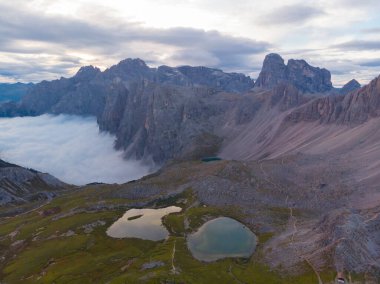 Rifugio Auronzo ve Chiesetta degli alpini Ulusal Park 'ta Tre Cime di Lavaredo, Dolomite Alpleri, Güney Tyrol, İtalya