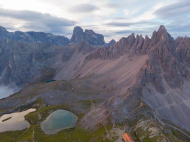 Rifugio Auronzo ve Chiesetta degli alpini Ulusal Park 'ta Tre Cime di Lavaredo, Dolomite Alpleri, Güney Tyrol, İtalya