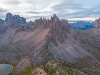 Rifugio Auronzo ve Chiesetta degli alpini Ulusal Park 'ta Tre Cime di Lavaredo, Dolomite Alpleri, Güney Tyrol, İtalya