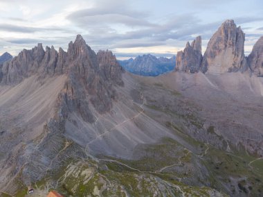 Rifugio Auronzo ve Chiesetta degli alpini Ulusal Park 'ta Tre Cime di Lavaredo, Dolomite Alpleri, Güney Tyrol, İtalya