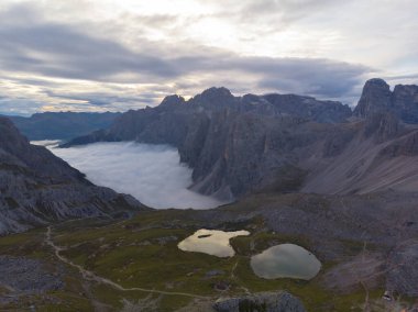 Rifugio Auronzo ve Chiesetta degli alpini Ulusal Park 'ta Tre Cime di Lavaredo, Dolomite Alpleri, Güney Tyrol, İtalya