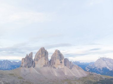Rifugio Auronzo ve Chiesetta degli alpini Ulusal Park 'ta Tre Cime di Lavaredo, Dolomite Alpleri, Güney Tyrol, İtalya