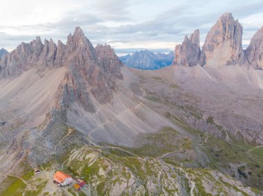 Rifugio Auronzo ve Chiesetta degli alpini Ulusal Park 'ta Tre Cime di Lavaredo, Dolomite Alpleri, Güney Tyrol, İtalya