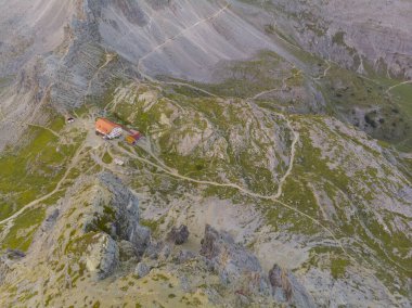 Rifugio Auronzo ve Chiesetta degli alpini Ulusal Park 'ta Tre Cime di Lavaredo, Dolomite Alpleri, Güney Tyrol, İtalya