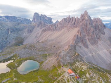 Rifugio Auronzo ve Chiesetta degli alpini Ulusal Park 'ta Tre Cime di Lavaredo, Dolomite Alpleri, Güney Tyrol, İtalya