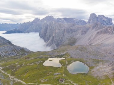 Rifugio Auronzo ve Chiesetta degli alpini Ulusal Park 'ta Tre Cime di Lavaredo, Dolomite Alpleri, Güney Tyrol, İtalya