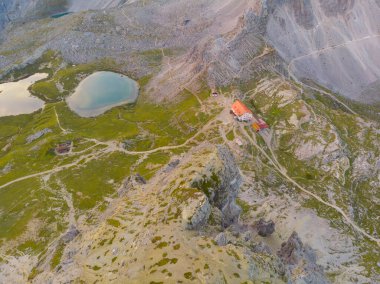 Rifugio Auronzo ve Chiesetta degli alpini Ulusal Park 'ta Tre Cime di Lavaredo, Dolomite Alpleri, Güney Tyrol, İtalya