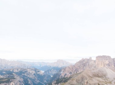 Rifugio Auronzo ve Chiesetta degli alpini Ulusal Park 'ta Tre Cime di Lavaredo, Dolomite Alpleri, Güney Tyrol, İtalya