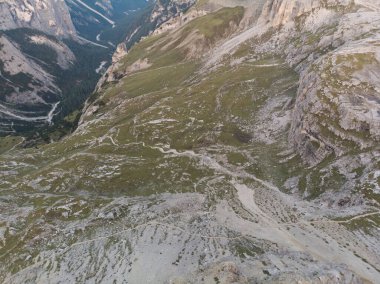 Rifugio Auronzo ve Chiesetta degli alpini Ulusal Park 'ta Tre Cime di Lavaredo, Dolomite Alpleri, Güney Tyrol, İtalya