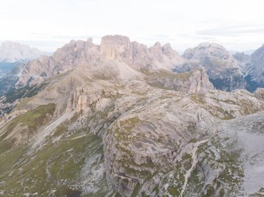 Rifugio Auronzo ve Chiesetta degli alpini Ulusal Park 'ta Tre Cime di Lavaredo, Dolomite Alpleri, Güney Tyrol, İtalya