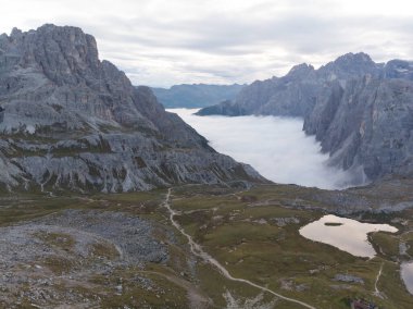 Rifugio Auronzo ve Chiesetta degli alpini Ulusal Park 'ta Tre Cime di Lavaredo, Dolomite Alpleri, Güney Tyrol, İtalya