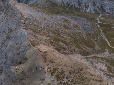 Rifugio Auronzo ve Chiesetta degli alpini Ulusal Park 'ta Tre Cime di Lavaredo, Dolomite Alpleri, Güney Tyrol, İtalya