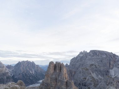 Rifugio Auronzo ve Chiesetta degli alpini Ulusal Park 'ta Tre Cime di Lavaredo, Dolomite Alpleri, Güney Tyrol, İtalya