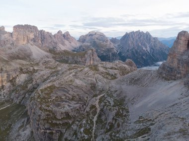 Rifugio Auronzo ve Chiesetta degli alpini Ulusal Park 'ta Tre Cime di Lavaredo, Dolomite Alpleri, Güney Tyrol, İtalya