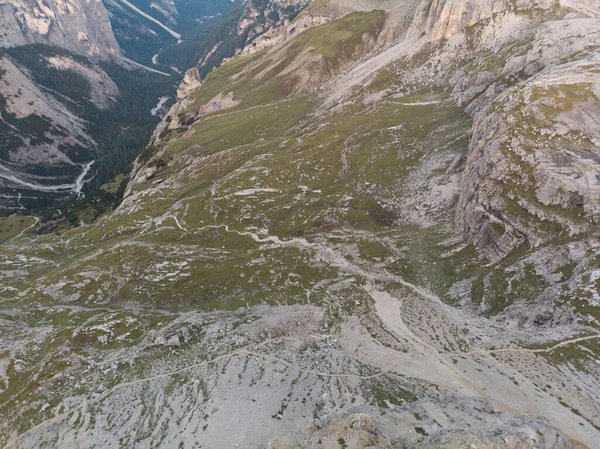 意大利南蒂罗尔Dolomites阿尔卑斯山Tre Cime Lavaredo国家公园的Rifugio Auronzo和Chiesetta Degli Alpini — 图库照片